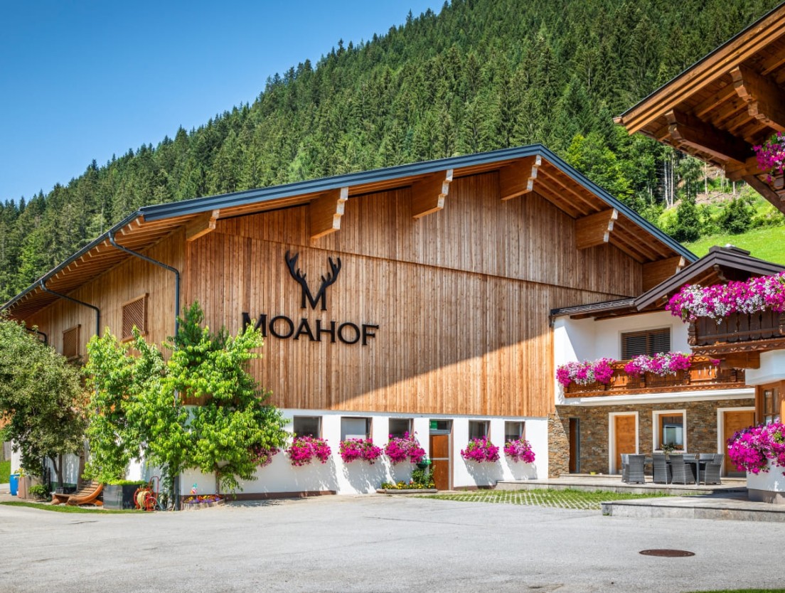 Au&szlig;enbild vom Bauernhof Moahof in Werfenweng im Sommer.