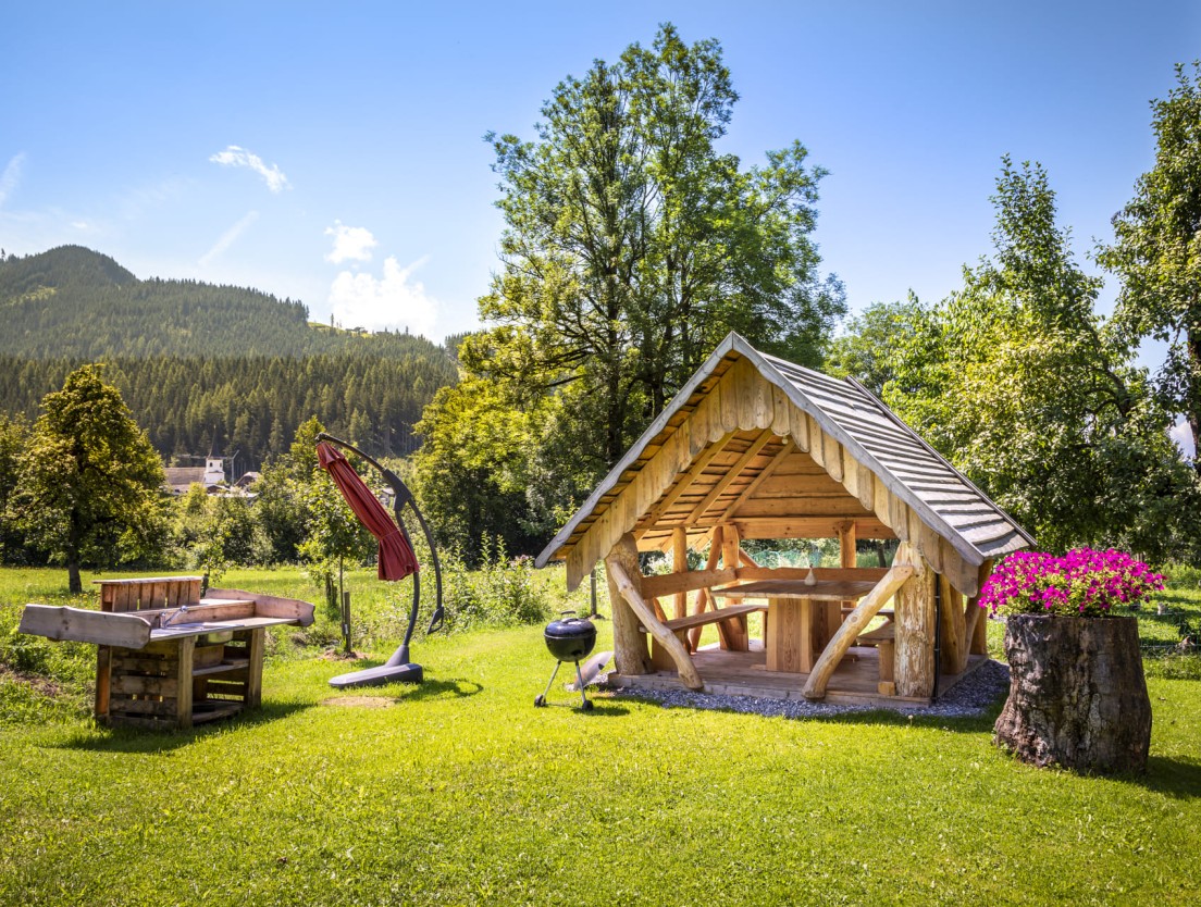 Gartenbereich mit Spielplatz und Aufenthaltsbereich am Bauernhof