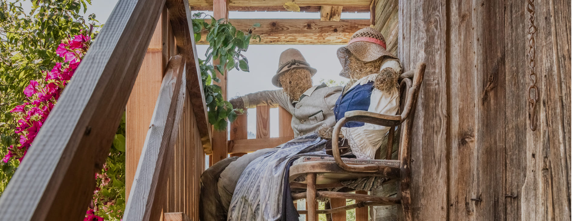 Vogelscheuchen auf der Terrasse am Moahof im Bauernhofurlaub in Werfenweng.