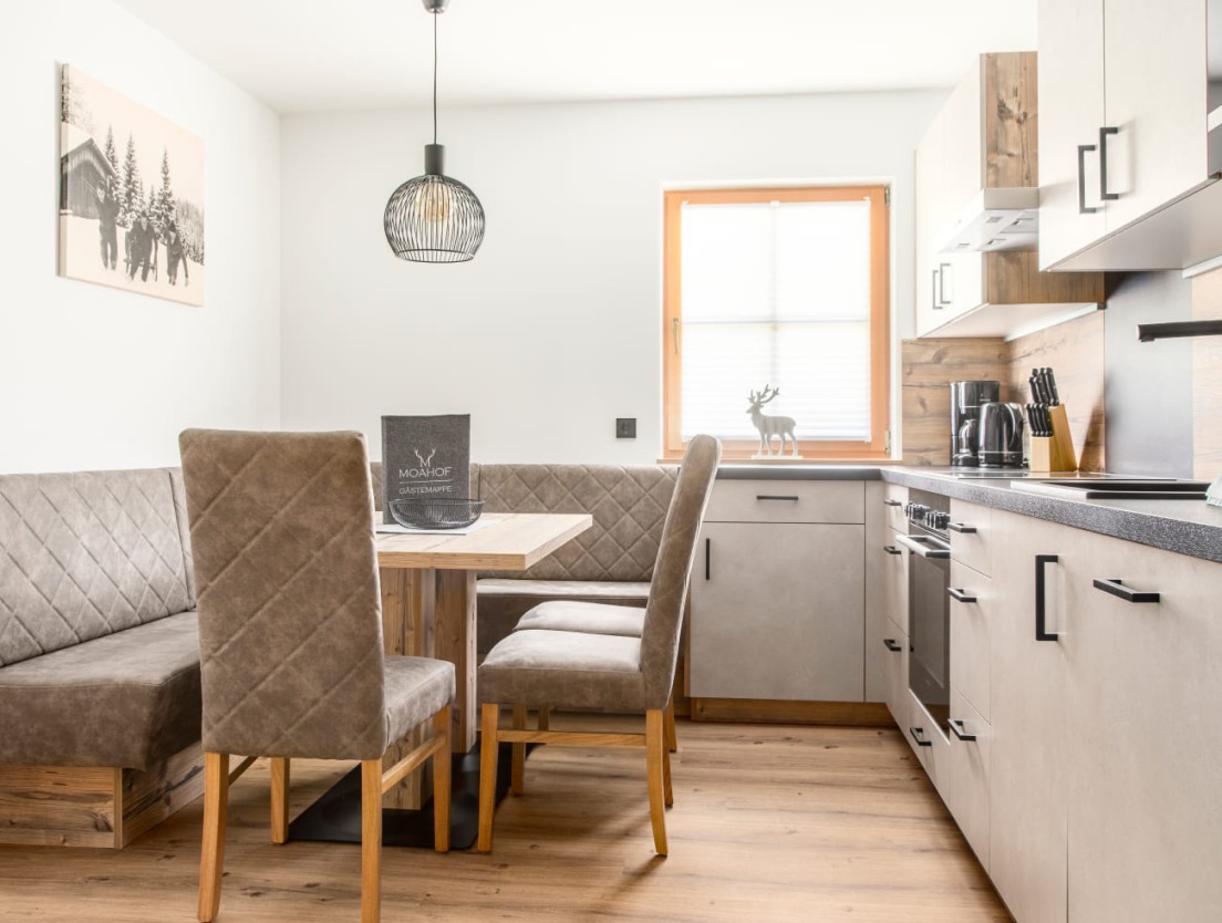 Wohnk&uuml;che mit Essplatz in der gem&uuml;tlichen Ferienwohnung vom Moahof